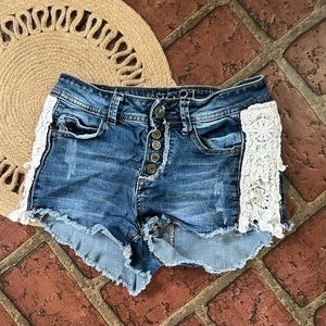 Rue21 floral embroidered denim shorts B4-24